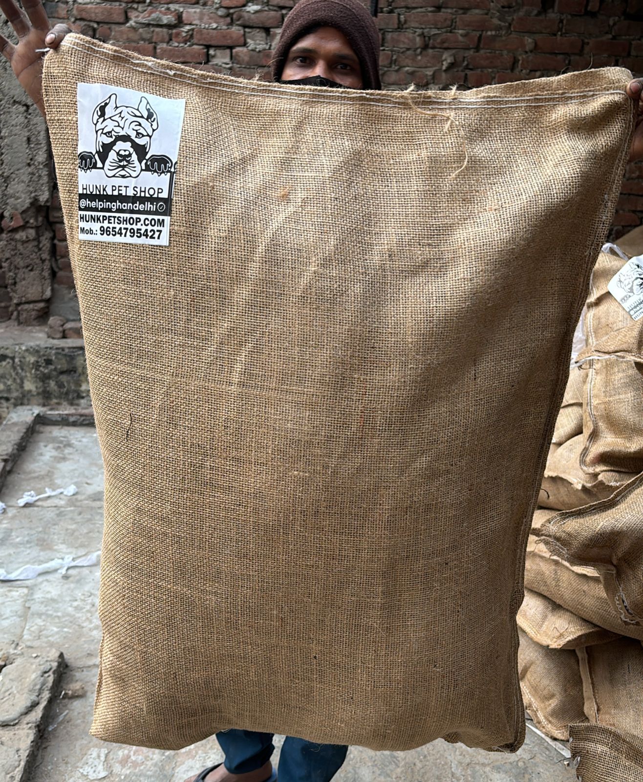 HUNK PET SHOP WATERPROOF BORIBED FOR STRAY DOGS , VERY WARM AND COMFORTABLE FOR STRAYS ,AFFORDABLE ,AND STANDARD SIZE - Image 6